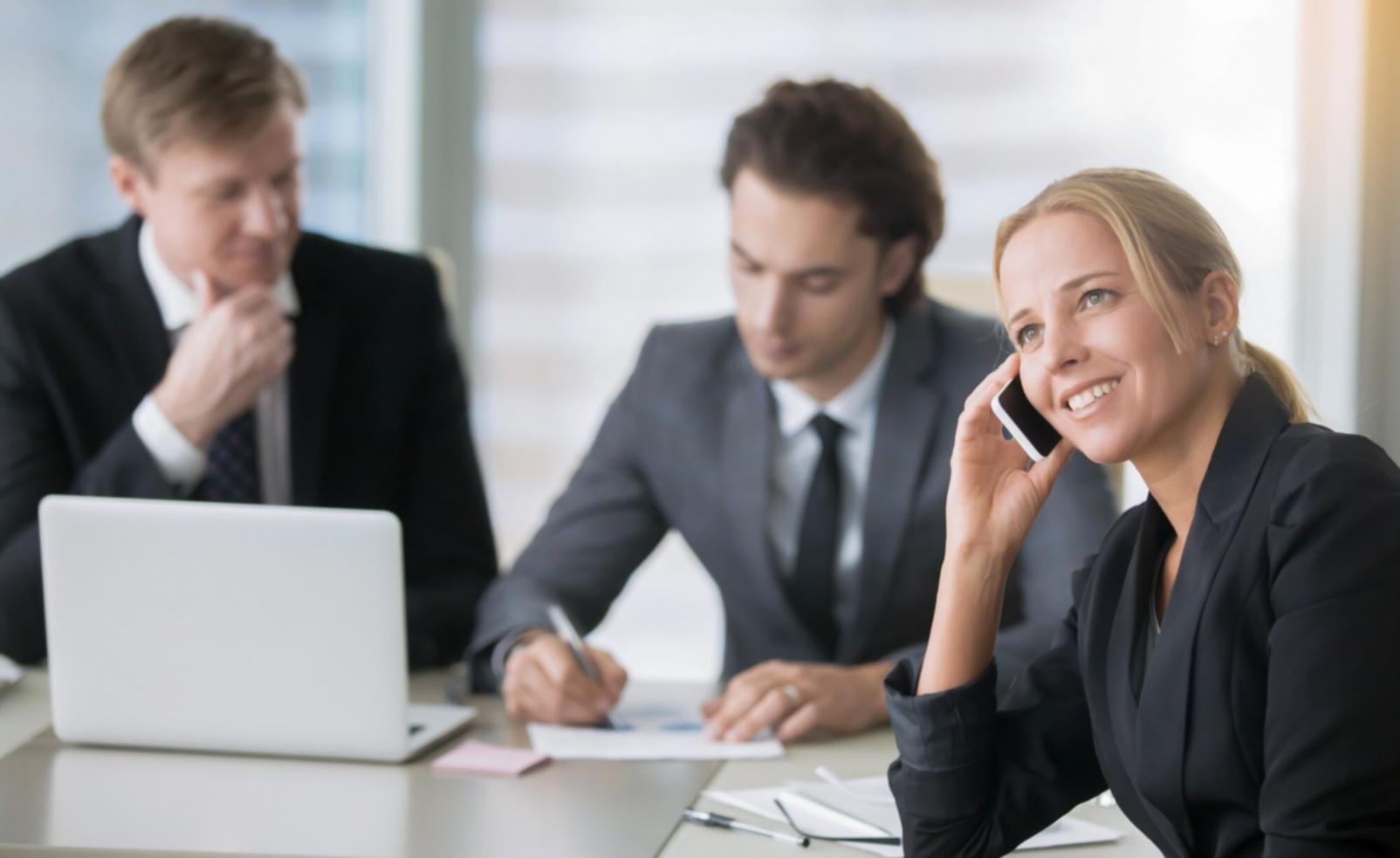Secuencia de movimiento gimnástico demostrando progresión técnica