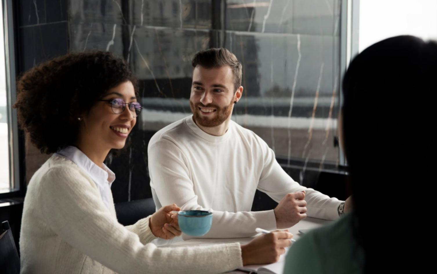 Gimnasta ejecutando movimiento técnico en entrenamiento profesional